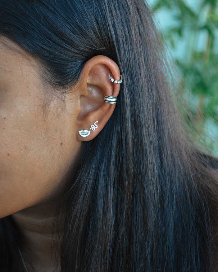 Celtiana | Earstuds, Earcuffs e Argolas - Brincos pequenos em forma de cobra ou serpente e leque em Prata 925 sem Níquel com Earcuff e Argola bali trabalhada em Prata 925 sem Níquel