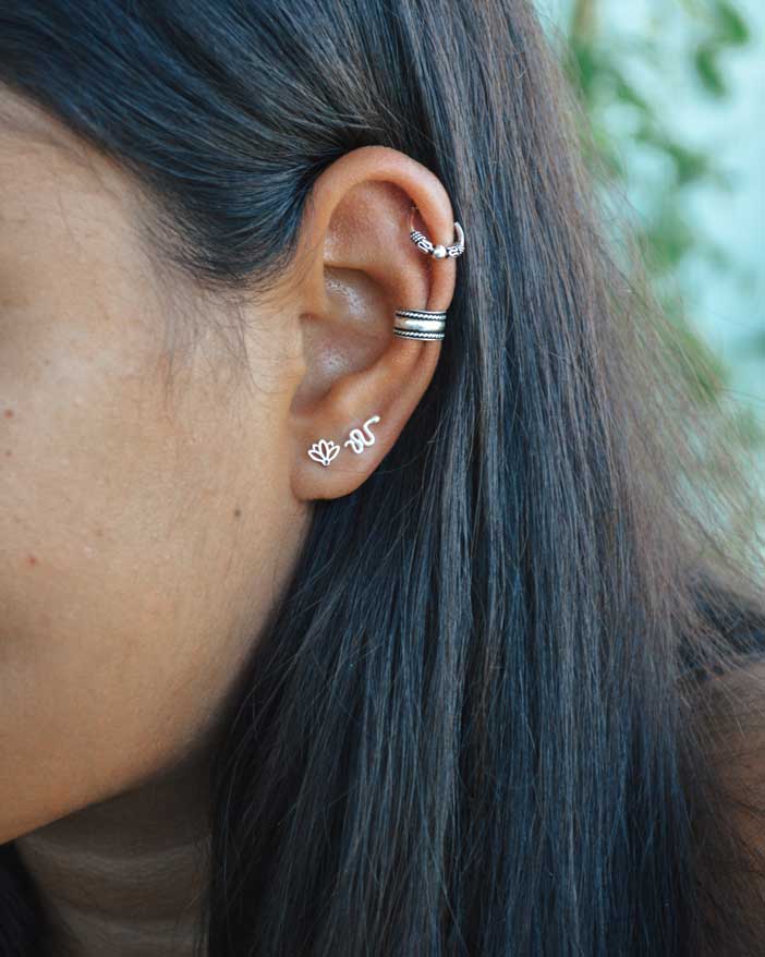 Celtiana | Earstuds, Earcuffs e Argolas - Brincos pequenos em forma de cobra ou serpente e lótus em Prata 925 sem Níquel com Earcuff e Argola bali trabalhada em Prata 925 sem Níquel