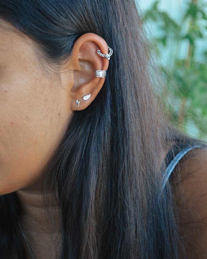 Celtiana | Earstuds, Earcuffs e Argolas - Brincos pequenos em forma de raio e asa em Prata 925 sem Níquel com Earcuff e Argola bali trabalhada em Prata 925 sem Níquel