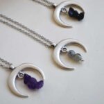 Celtiana | Colar Luma - Colar em forma de lua com cristais Ametista, Labradorite ou Obsidiana Negra e níquel free (sem níquel)