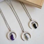 Celtiana | Colar Luma - Colar em forma de lua com cristais Ametista, Labradorite ou Obsidiana Negra e níquel free (sem níquel)