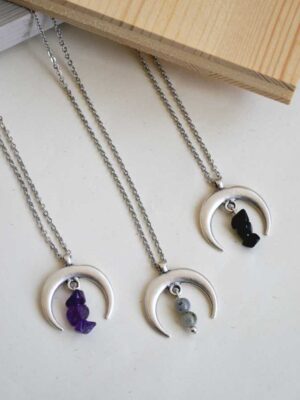 Celtiana | Colar Luma - Colar em forma de lua com cristais Ametista, Labradorite ou Obsidiana Negra e níquel free (sem níquel)