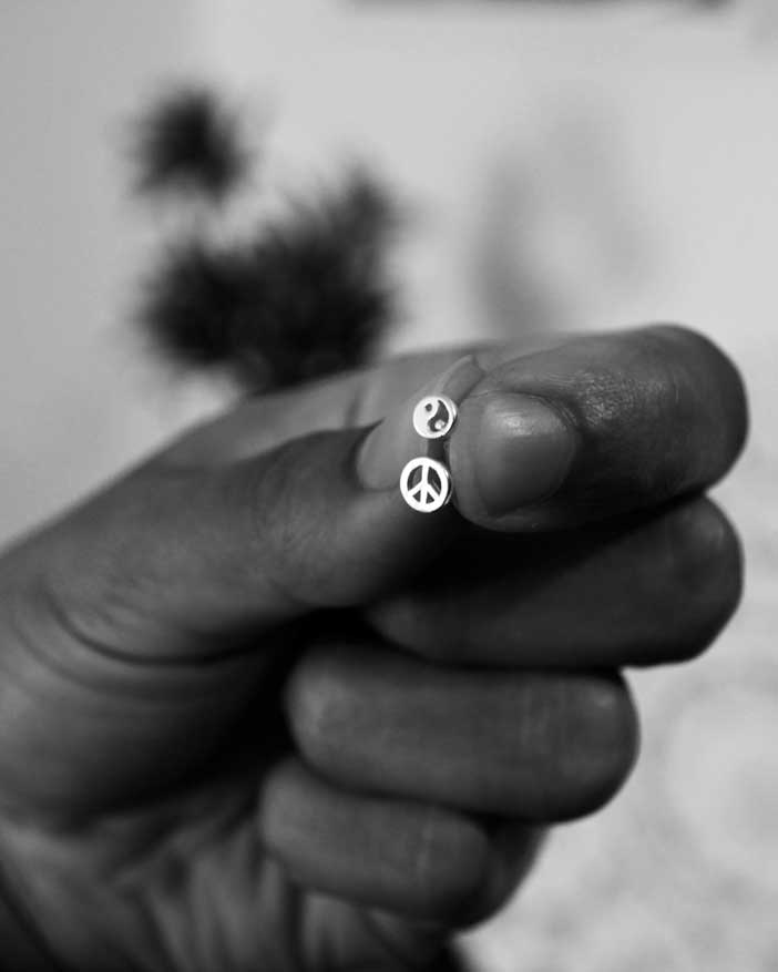 Celtiana | Brincos pequenos símbolo do equilíbrio Yin Yang e símbolo da paz em Prata 925 sem Níquel