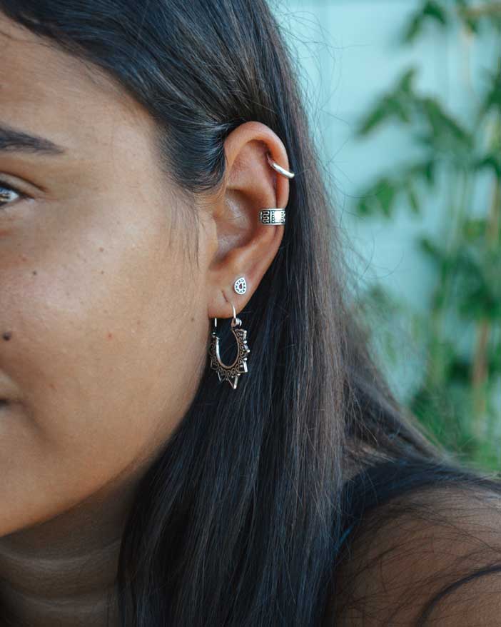 Celtiana | Earstuds, Earcuffs e Argolas - Brincos pequenos em forma de gota em Prata 925 sem Níquel com Earcuff e Argola lisa em Prata 925 sem Níquel