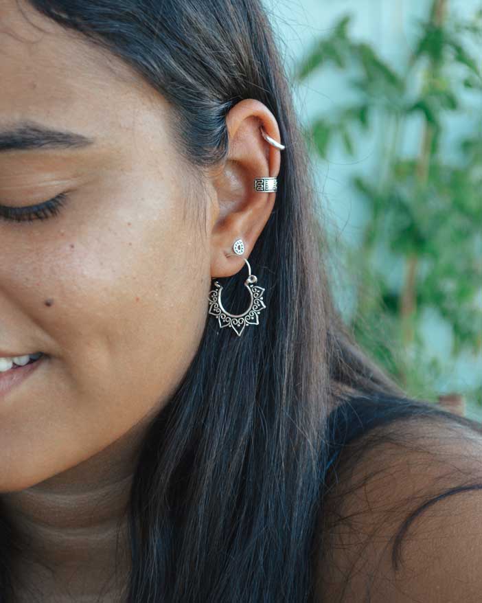 Celtiana | Earstuds, Earcuffs e Argolas - Brincos pequenos em forma de gota em Prata 925 sem Níquel com Earcuff e Argola lisa em Prata 925 sem Níquel