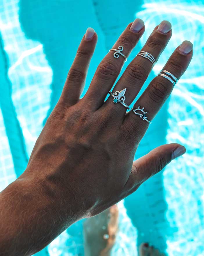 Conjunto de anéis em Prata 925 na piscina. Anéis para o pé ou para a falange combinados com um anel turquesa e um anel com o símbolo do sol e mar.