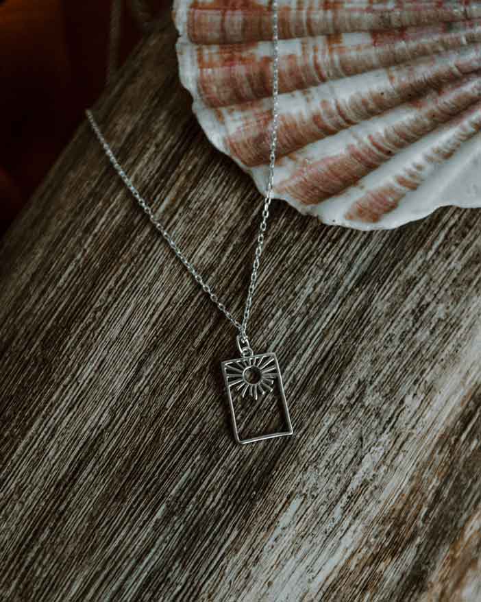 Celtiana | Colar Guenia - Colar em Prata 925 sem Níquel com banho de Ródio e pendente retangular com um sol