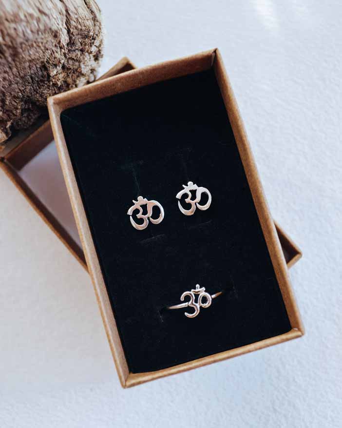 Conjunto de Brincos e Anel com o símbolo OM em Prata 925 sem Níquel - Celtiana | Pack OM