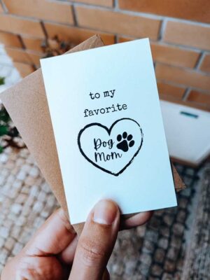Postal para amantes de cães com a frase "To my favorite Dog Mom"