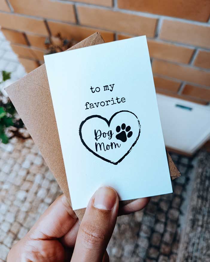 Postal para amantes de cães com a frase "To my favorite Dog Mom"