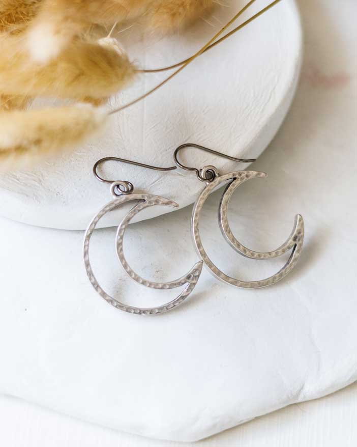 Brincos lua hipoalergénicos antialérgicos sem níquel - Brincos Nuala | Celtiana